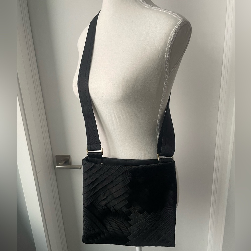 Project Gravitas Clara Crossbody, Black
